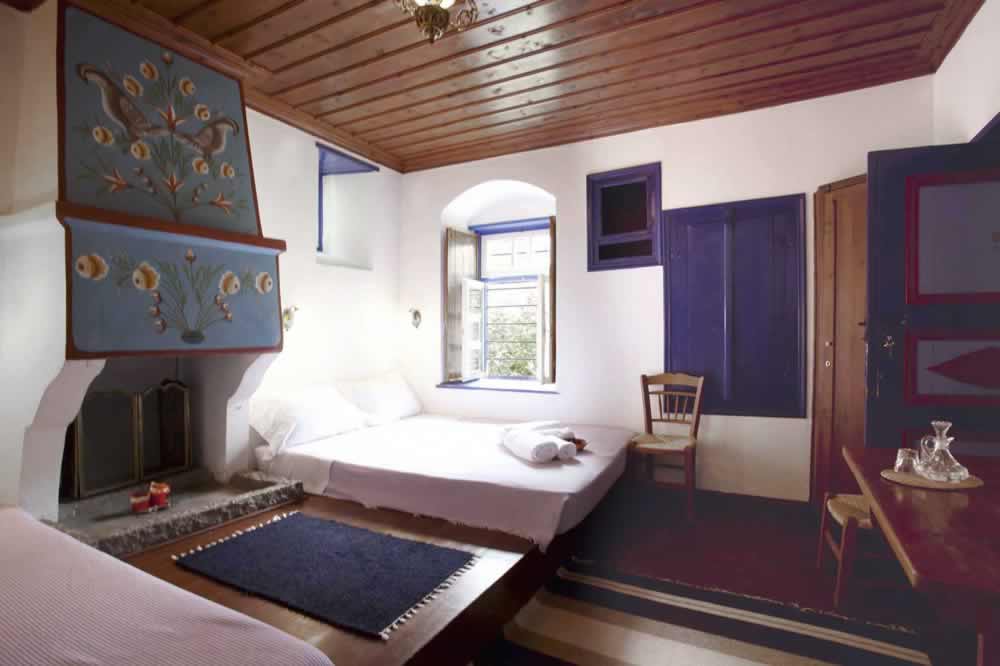 Τα παραδοσιακά δωμάτια τού ξενοδοχείου Τα σπίτια τού Σαξώνη στο Μεγάλο Πάπιγκο κάτω από την επιβλητική Τύμφη